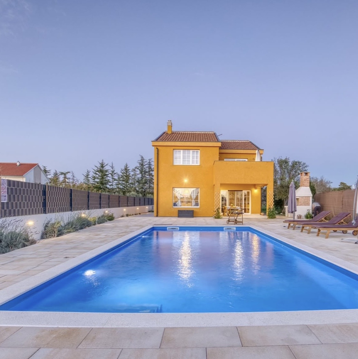 Villa Florina s privatnim bazenom u suton